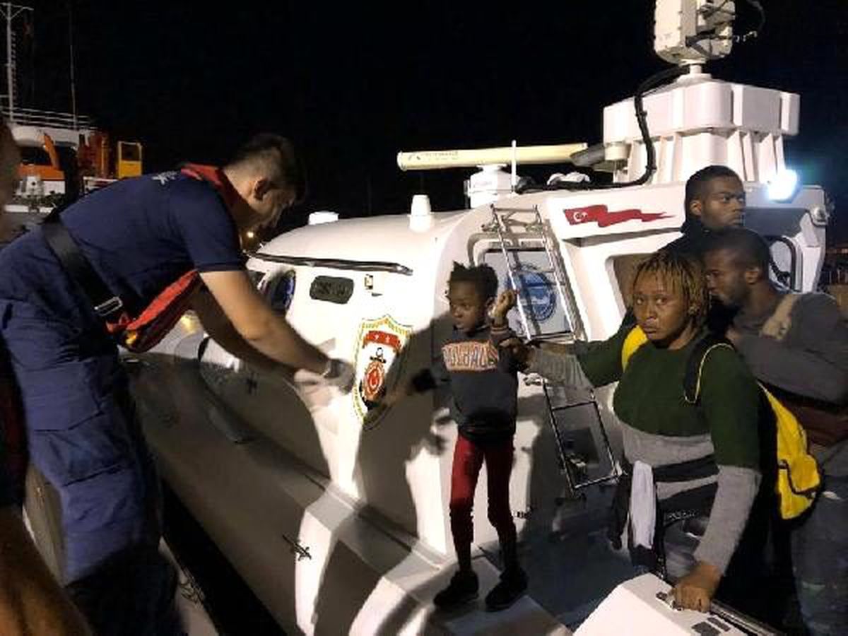 Çeşme\'de, 2 lastik botta 81 kaçak göçmen yakalandı