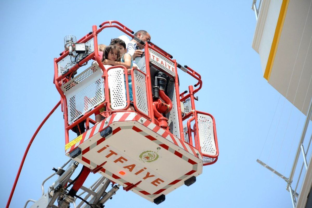 Elektrik trafosu patladı, yangında mahsur kalan 19 kişi kurtarıldı