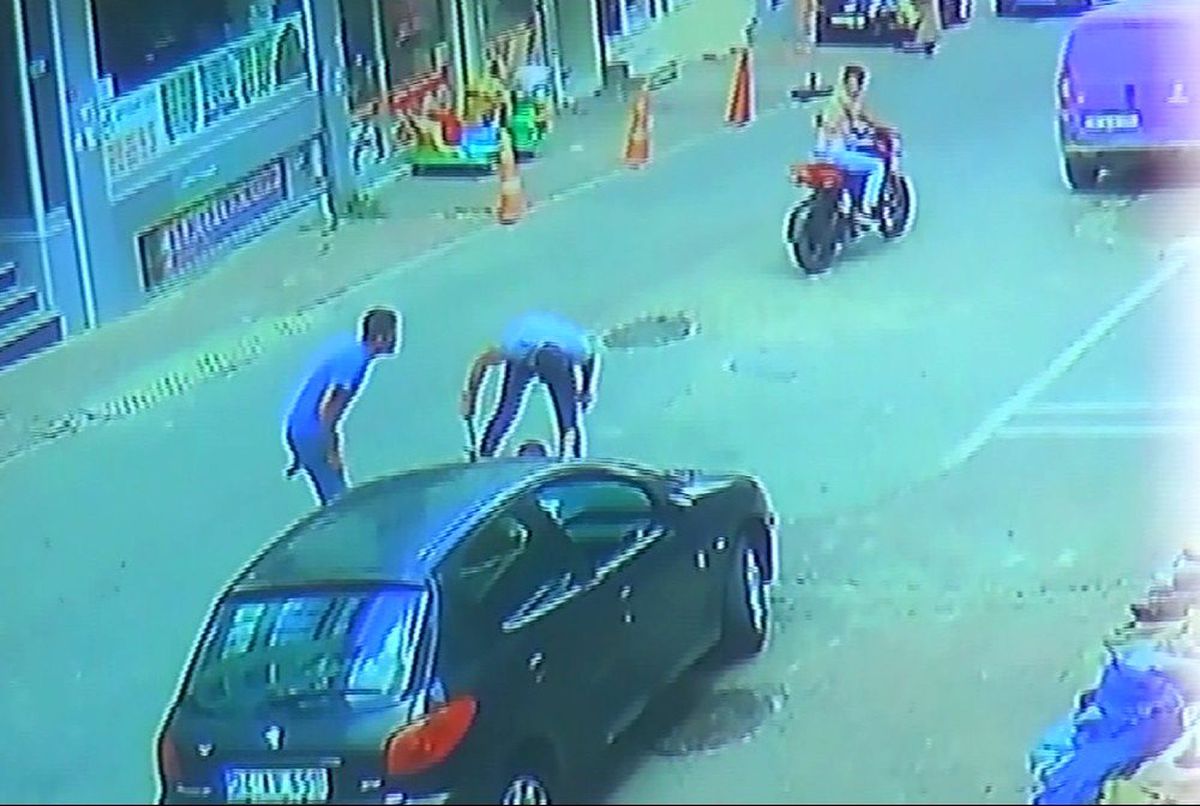 Esenyurt\'ta sokak ortasında silahlı kavga