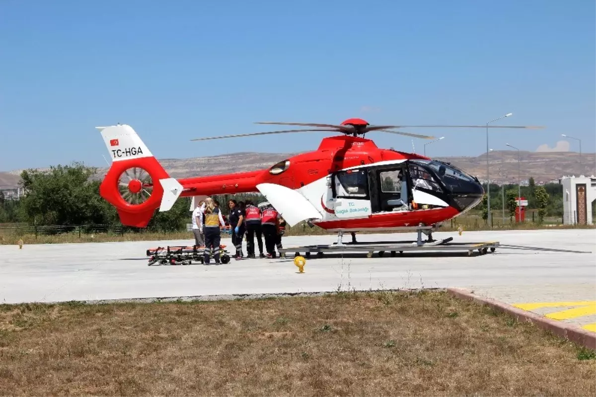 Hareket halindeki traktöre binmek isterken altında kaldı