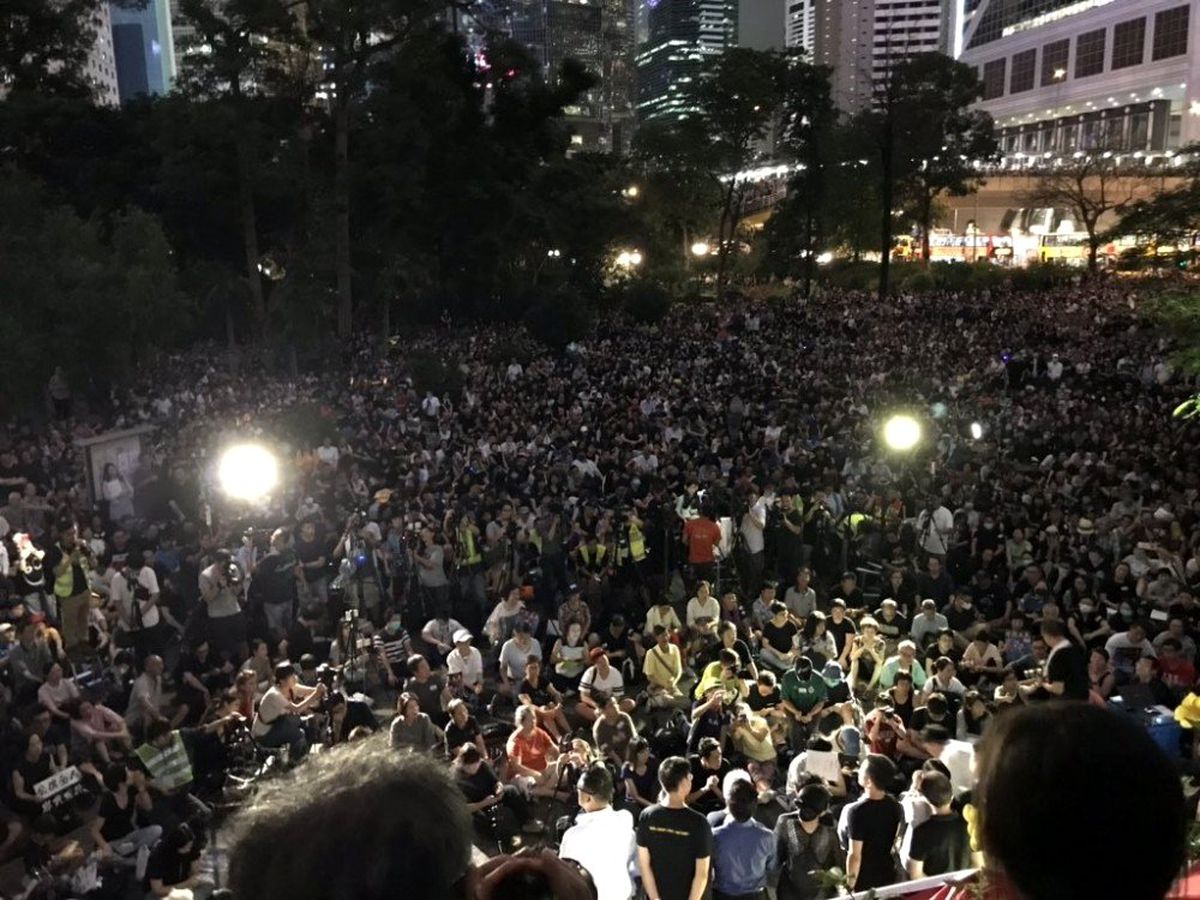 Hong Kong\'da memurlar da sokaklara çıktı