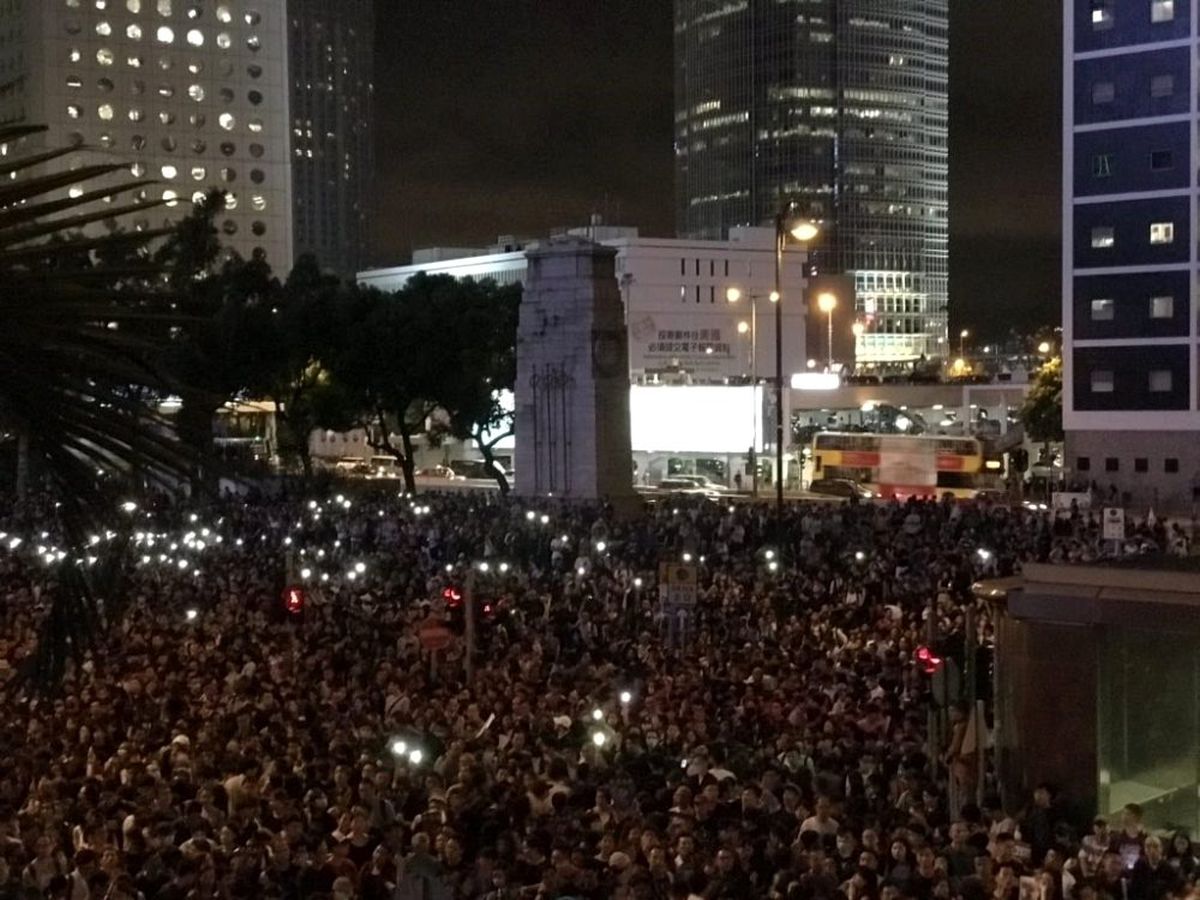 Hong Kong\'da memurlar da sokaklara çıktı