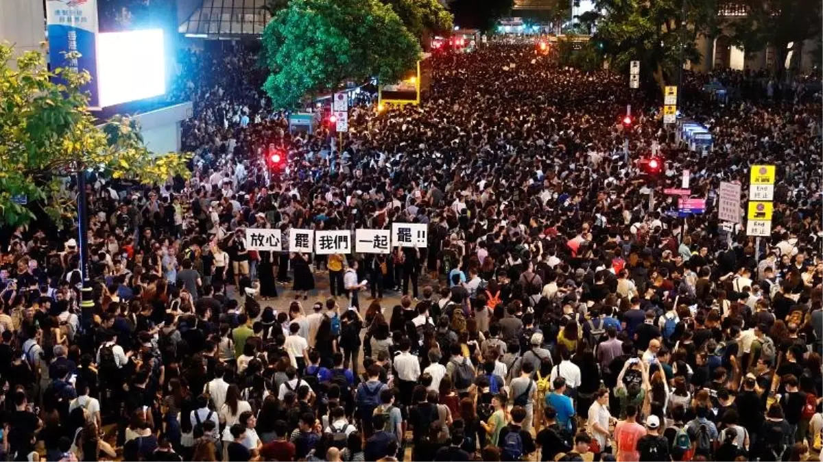 Hong Kong\'da protesto gösterilerine kamu çalışanları da katıldı