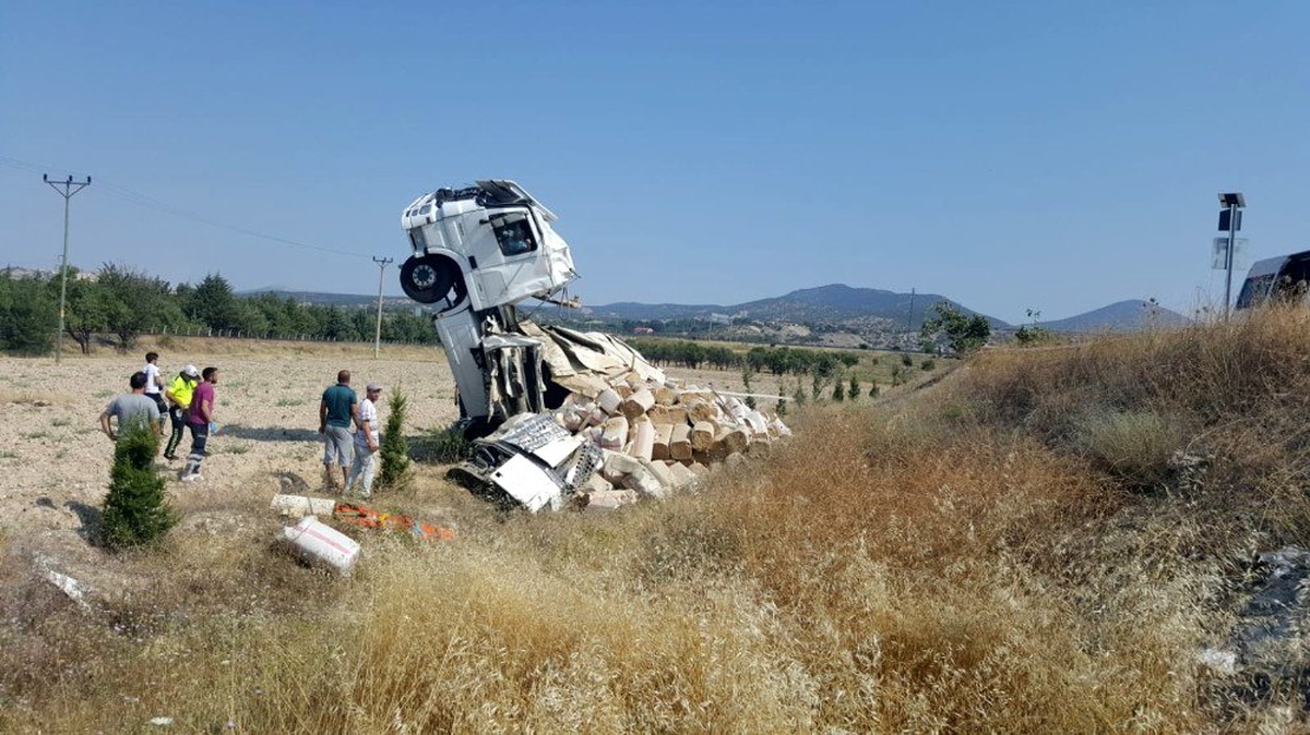 Isparta\'da saman yüklü tırın kupası şaha kalktı: 1 yaralı