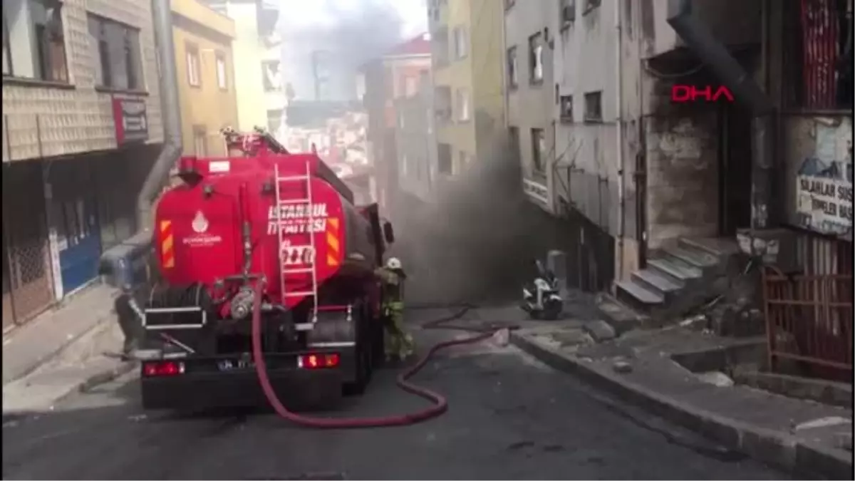 İSTANBUL-KAĞITHANE\'DE İŞ YERİ YANGINI, SOKAĞI DUMAN KAPLADI