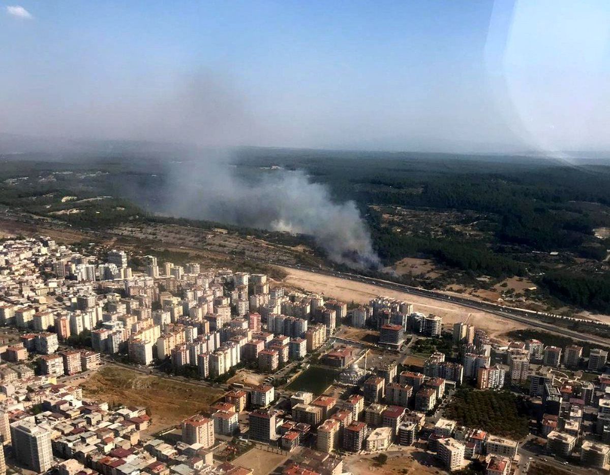 İzmir\'in Buca ilçesinde, sürüsünün direksiyon hakimiyetini kaybettiği saman yüklü kamyonunun...