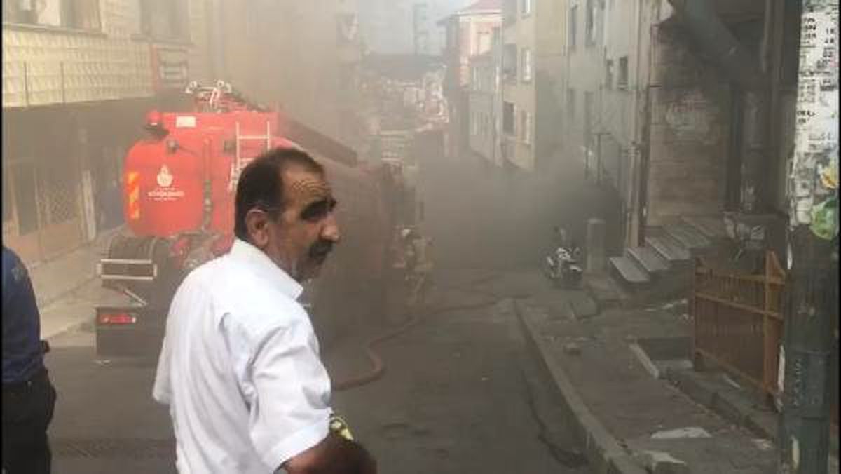 Kağıthane\'de iş yeri yangını, sokağı duman kapladı (1)