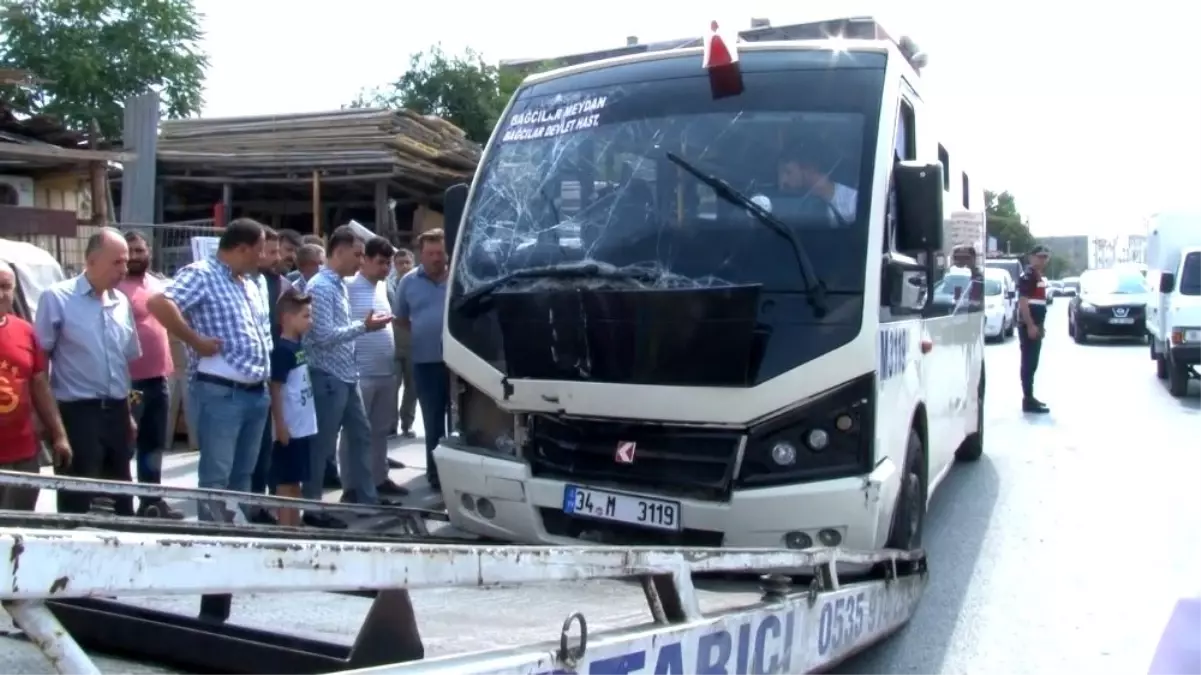 Kalp krizi geçiren minibüs şoförü kaza yaptı: 9 yaralı