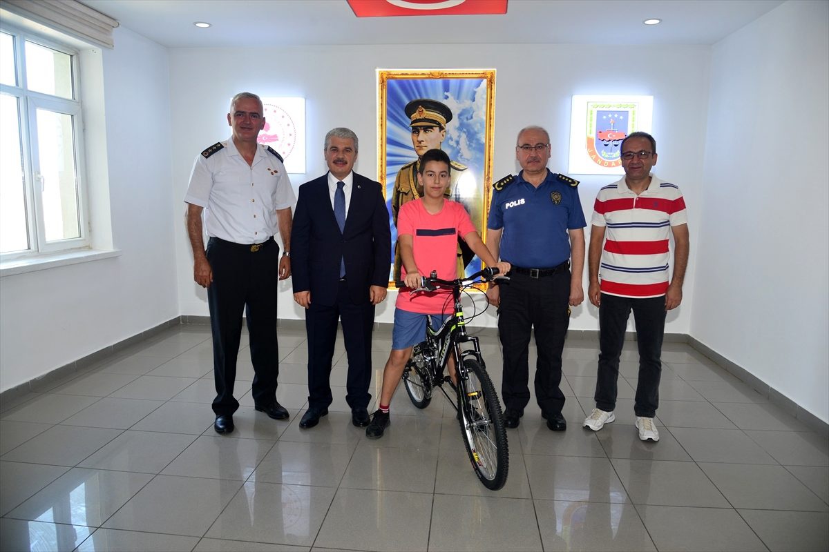 Kırşehir\'deki öğrenciye sürücü seyahat karnesi ödülü
