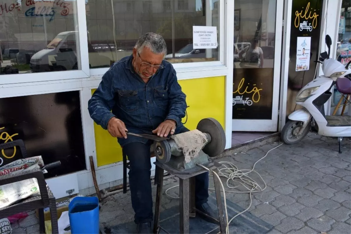 Korkuteli\'de bıçaklar kurbanlıklar için bilenmeye başladı