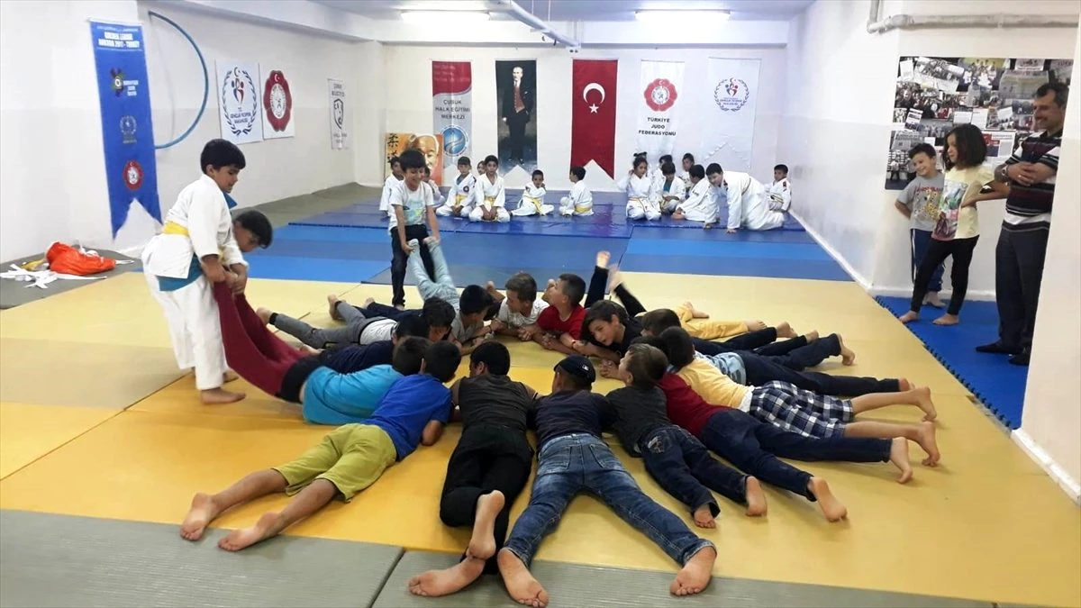 Kur\'an kursu öğrencilerine judo sporu tanıtılıyor