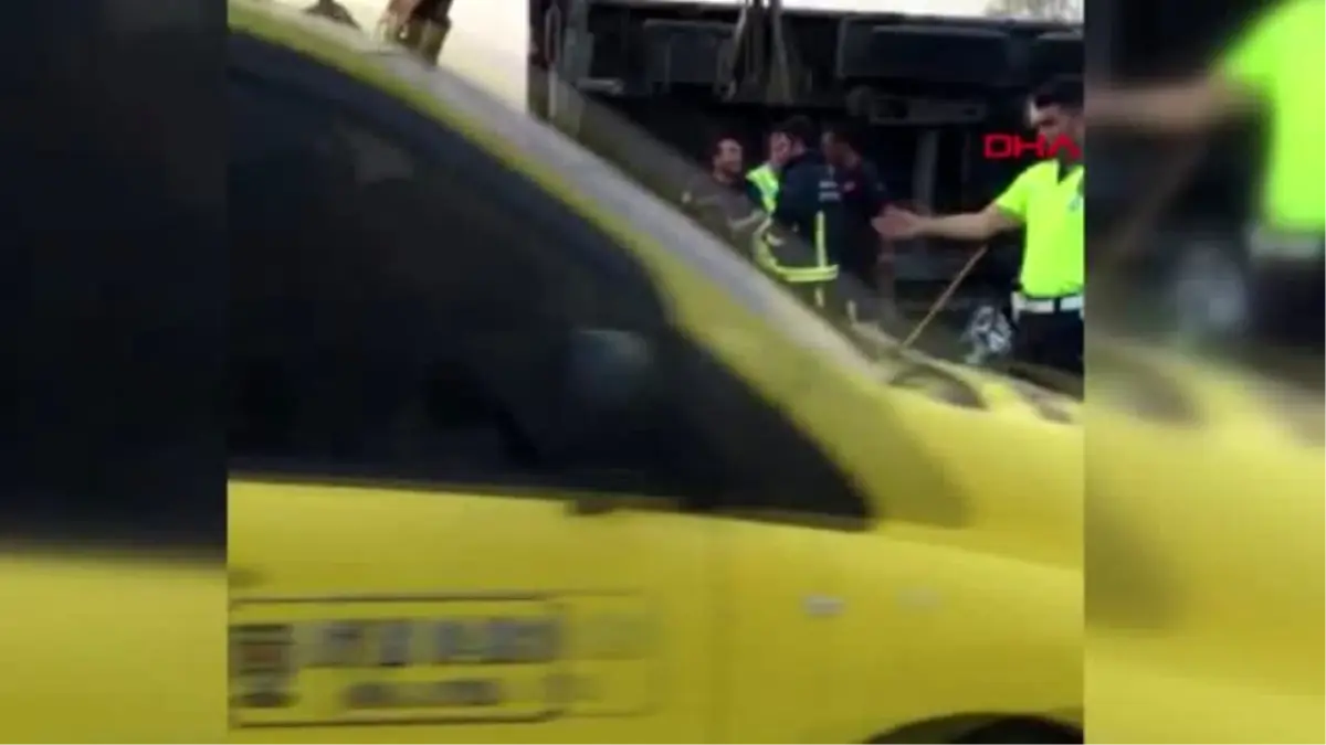 Lastiği patlayan TIR, otomobilin üzerine devrildi: 5 yaralı