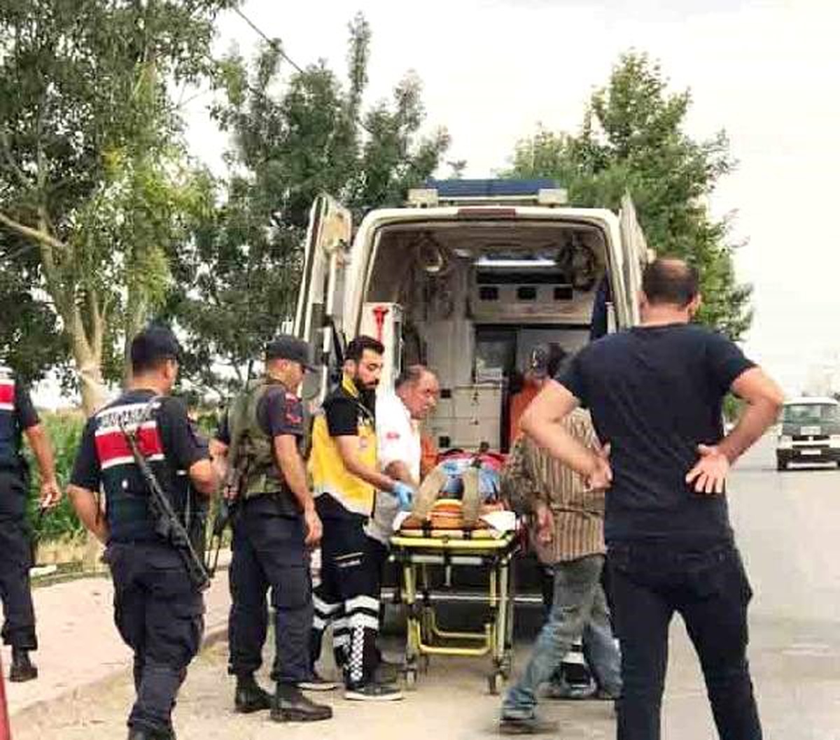 Motosikletinin önünü, otomobil ile kesen husumetlilerini bacaklarından vurdu