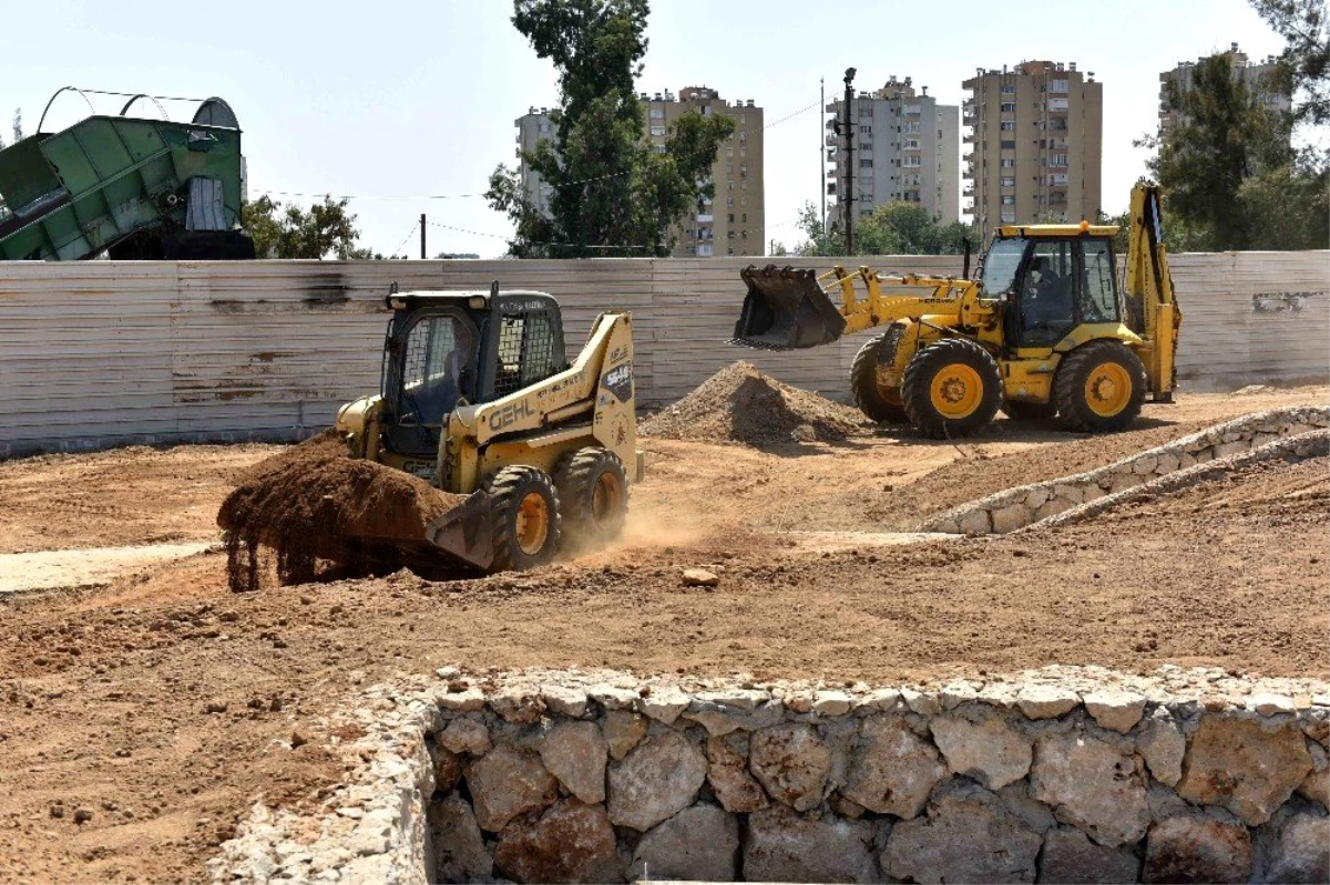 Muratpaşa Belediyesi, Zeytinköy\'deki yeni parkın yapımını sürdürüyor