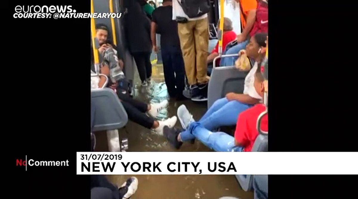 New York\'u sel bastı, yükselen sular belediye otobüslerine kadar girdi
