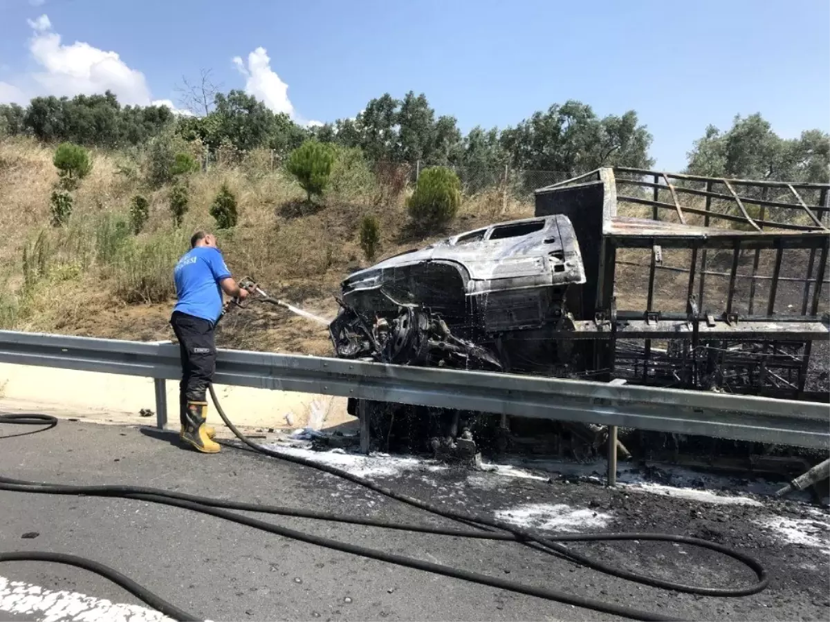 Otobanda devrilen yatak yüklü kamyonet alev aldı