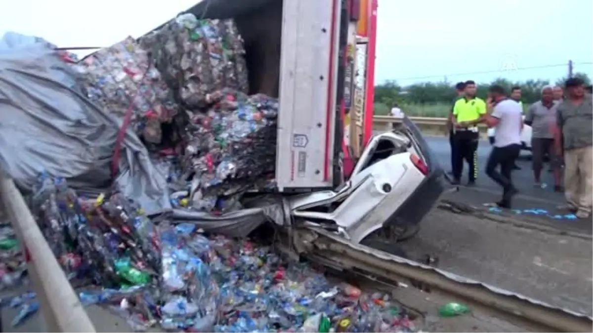 Otomobilin üzerine tır devrildi: 5 yaralı