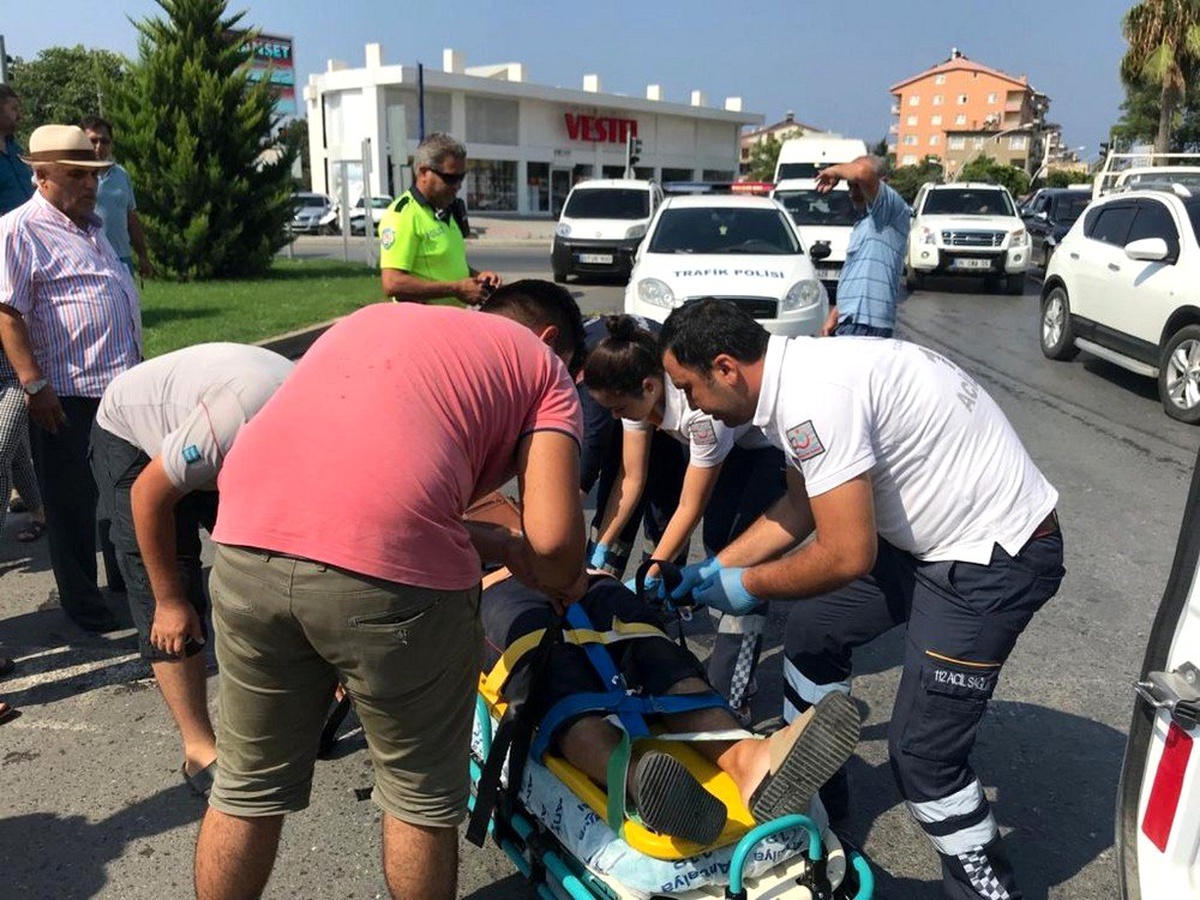 Polisten kaza yerinde meraklı kalabalığa kask uyarısı