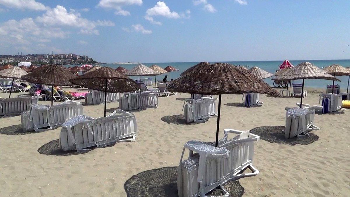 Silivri\'de bunaltan sıcaklar şezlongları boş bıraktı