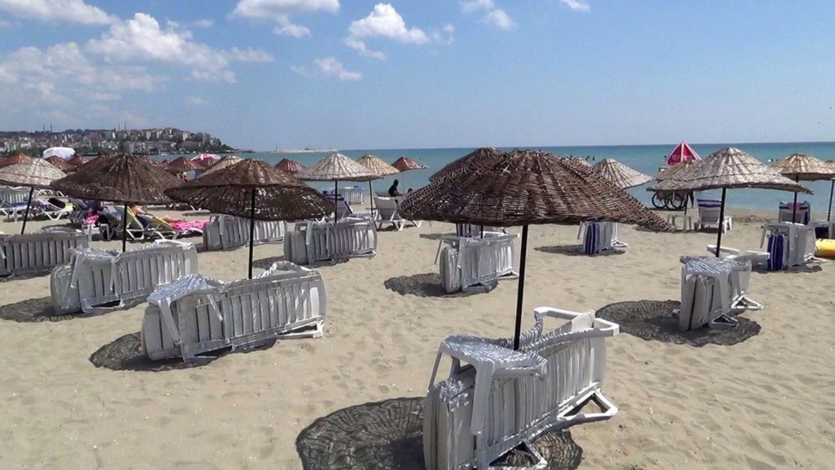 Silivri\'de bunaltan sıcaklar şezlongları boş bıraktı
