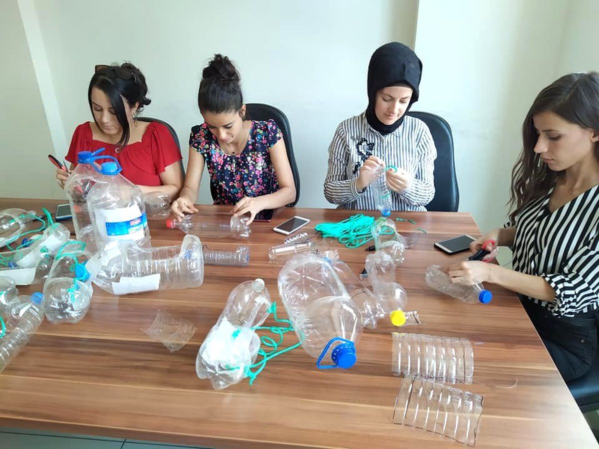 Sokak hayvanlarına su ile mama bırakıldı