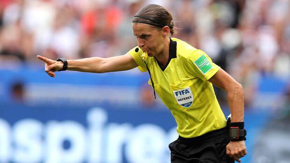 Son Dakika: İstanbul\'daki tarihi Liverpool-Chelsea finalini kadın hakem Stephanie Frappart yönetecek