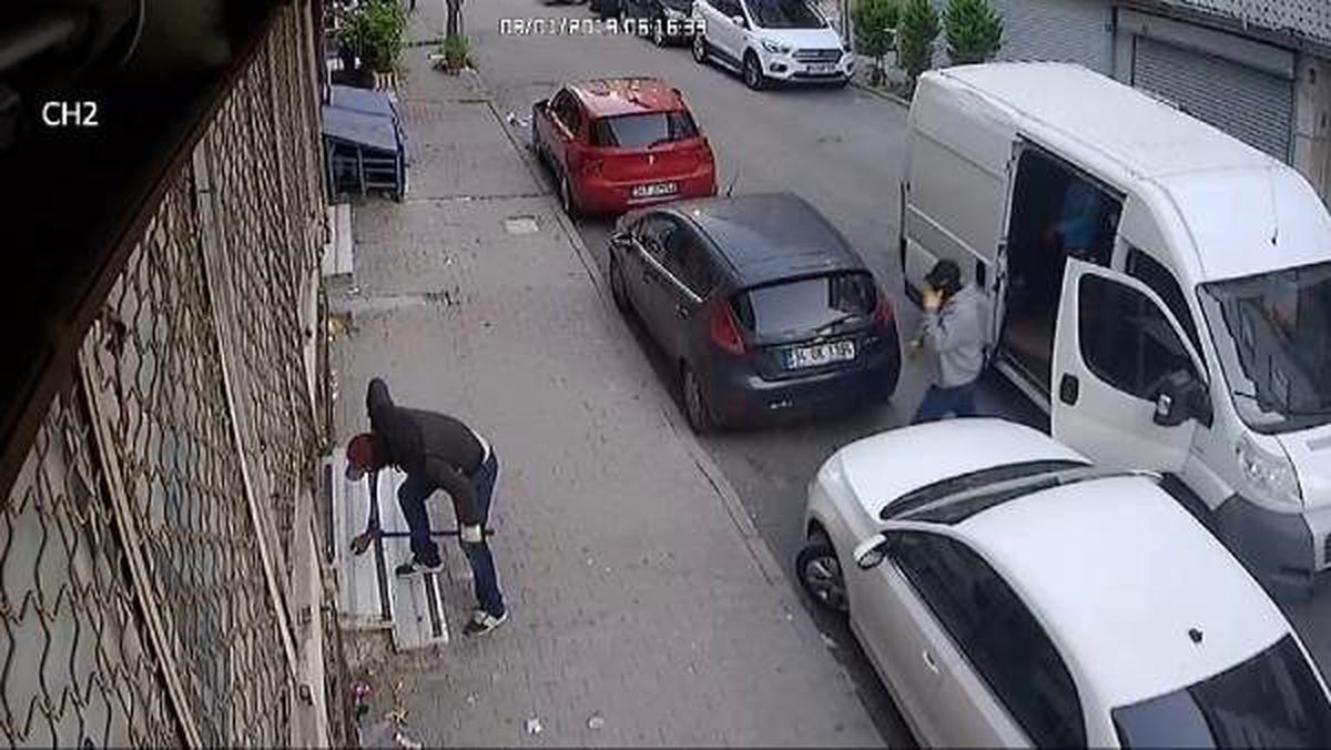 Sultangazi\'de 5 dakikada 200 bin liralık hırsızlık kamerada