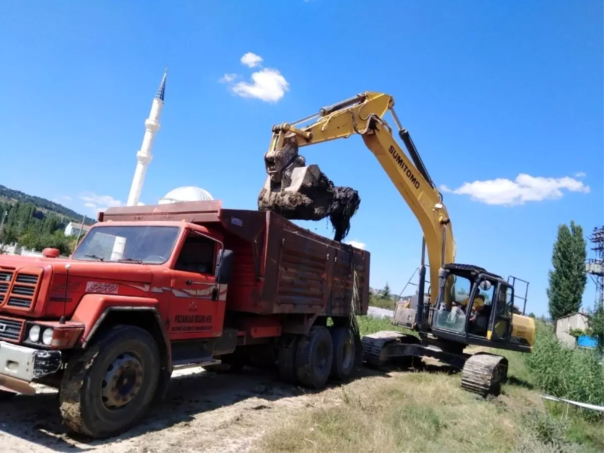 Taşkın sel suyu kanalları temizleniyor