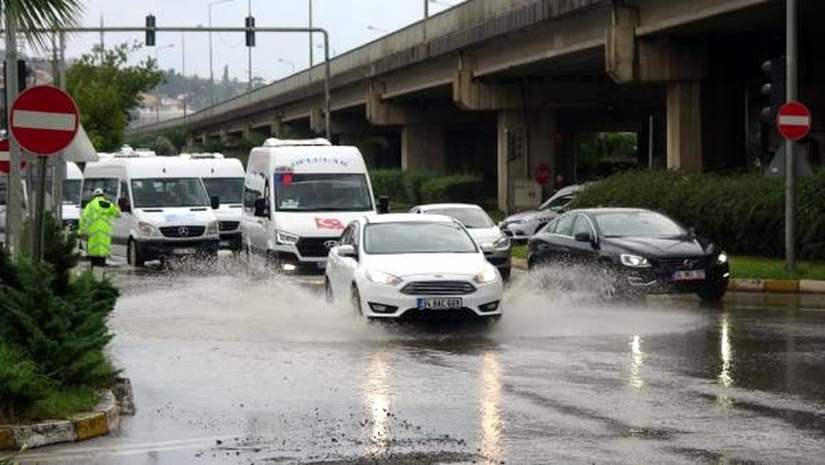 Trabzon\'da sağanak yolları göle çevirdi