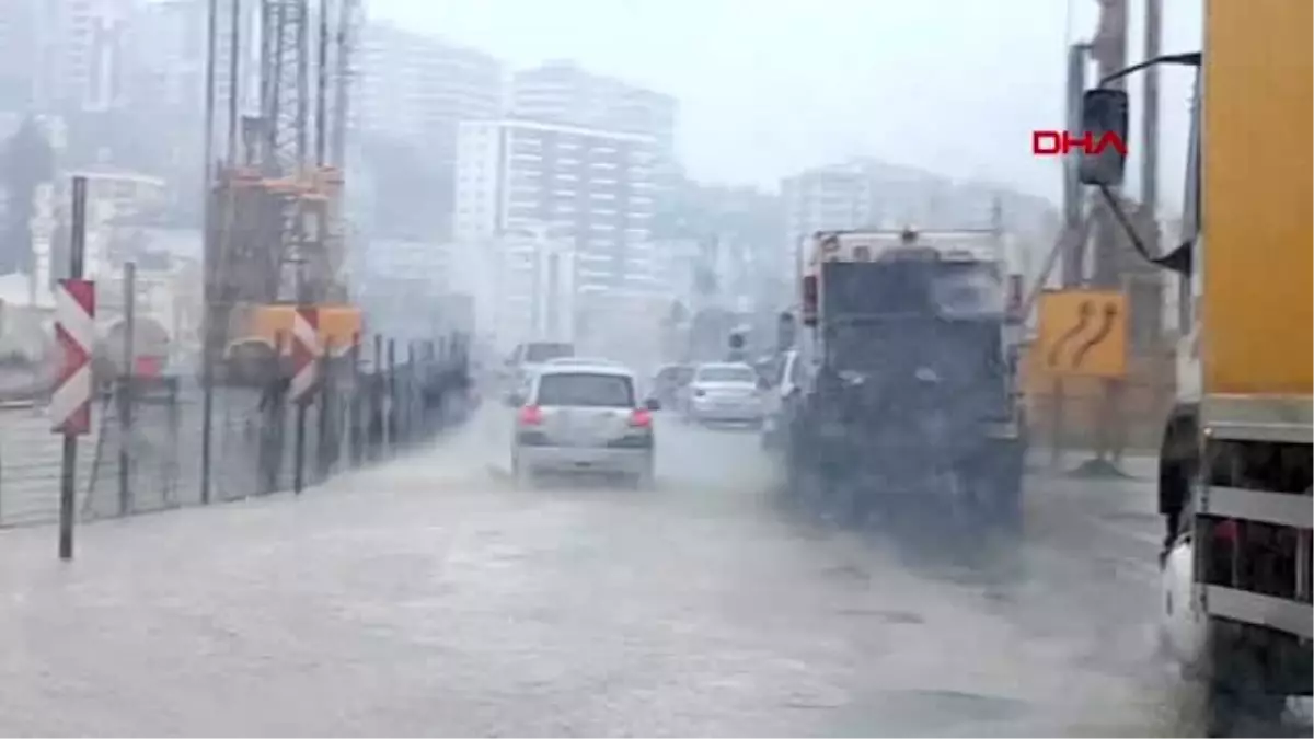 Trabzon\'da sağanak yolları göle çevirdi