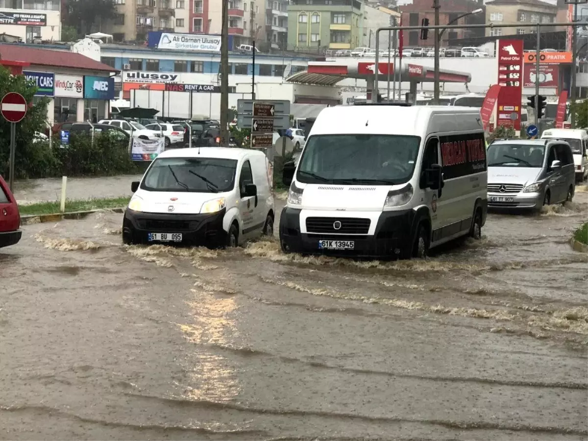 Trabzon\'da şiddetli yağış sonrası yollar göle döndü