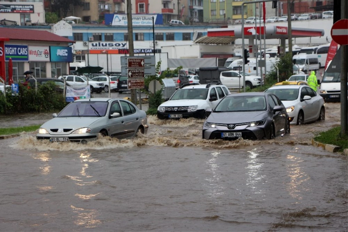 Trabzon\'da şiddetli yağış sonrası yollar göle döndü