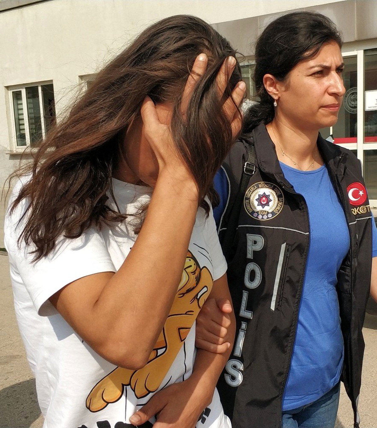 Uyuşturucu ticaretinden gözaltına alınan genç kadına adli kontrol