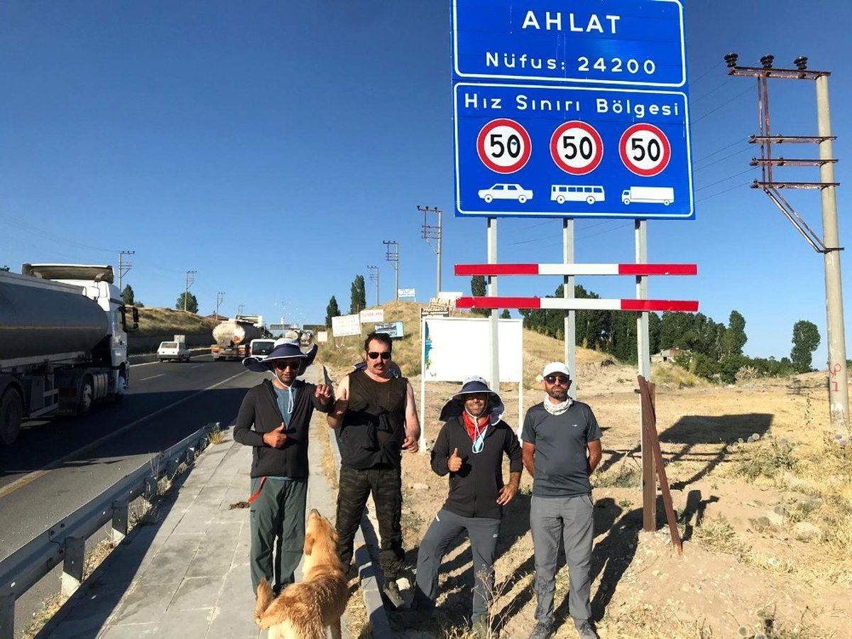 Van Gölü\'ne dikkat çekmek için günde 40 kilometre yürüyorlar