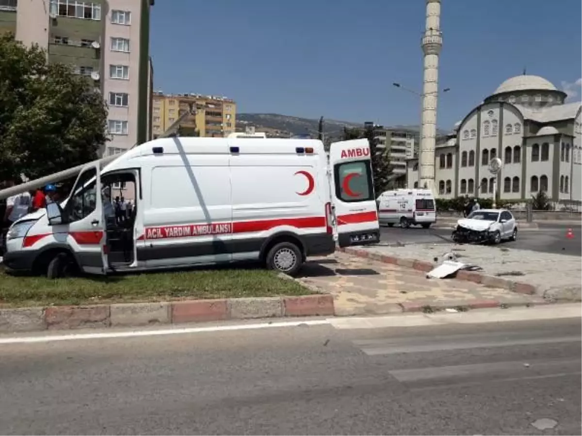 Yaralı taşıyan ambulans kaza yaptı: 2 yaralı