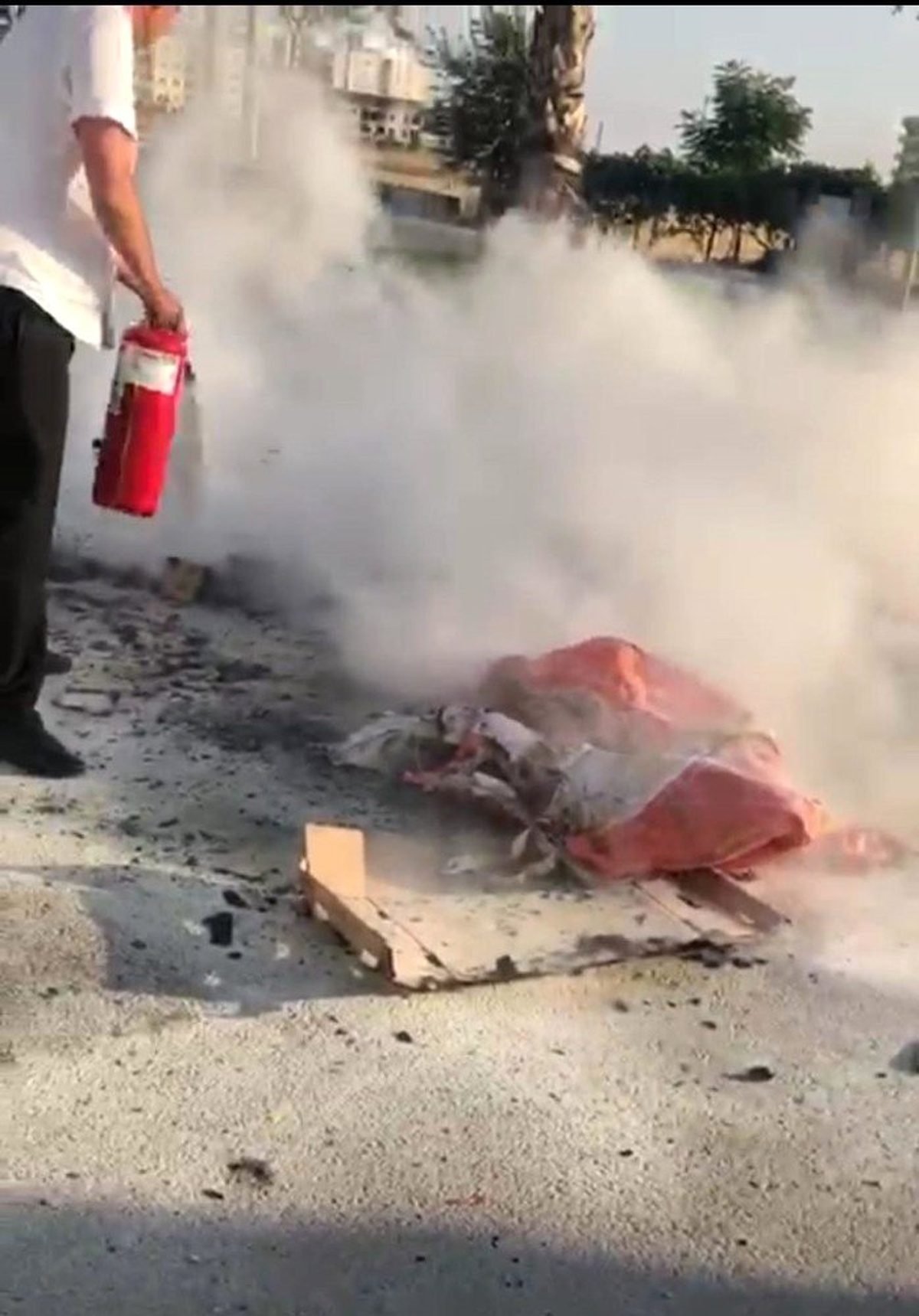 Yol ortasında yanan motosiklete TOMA ve elektrik şirketi personeli müdahale etti