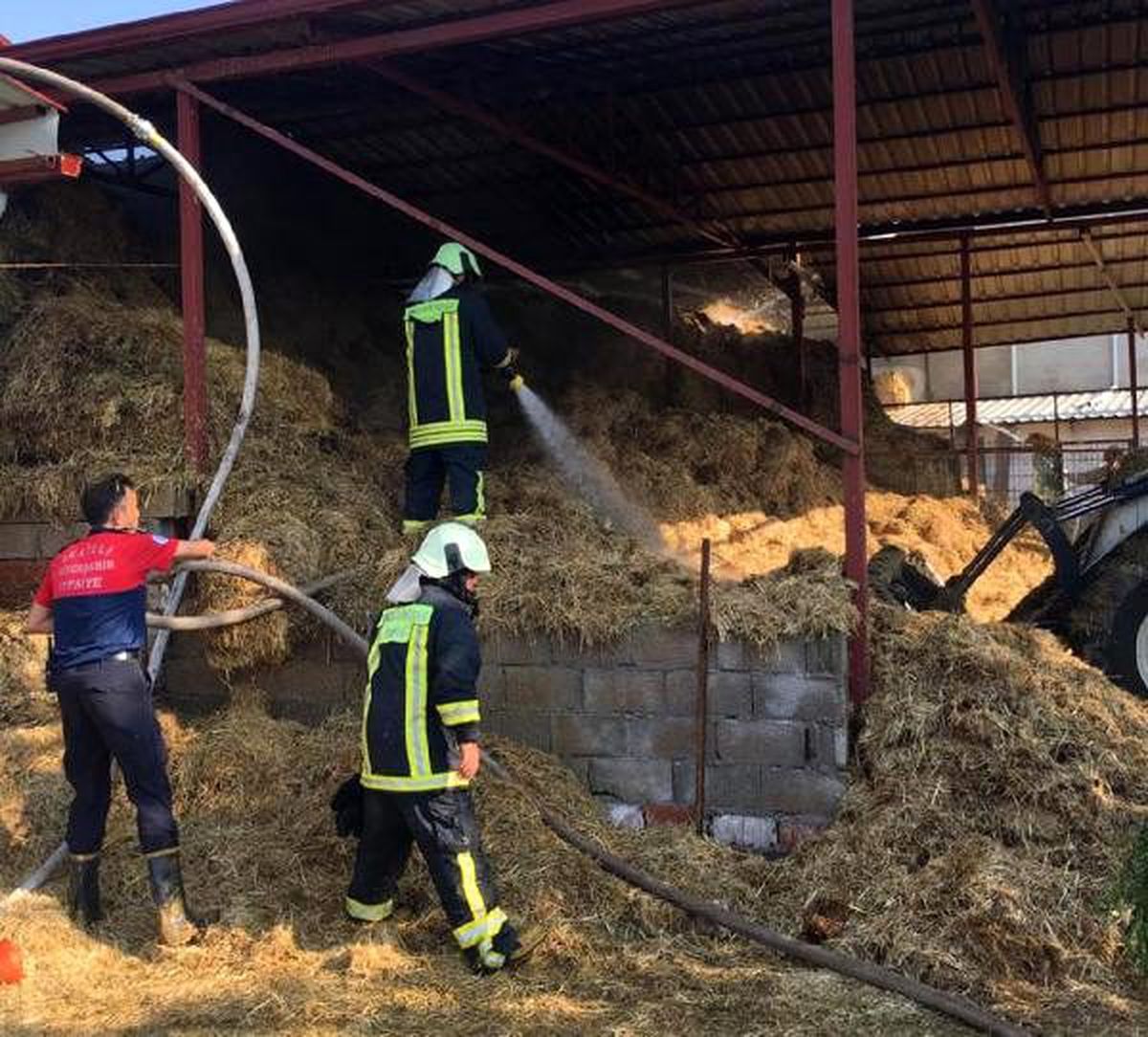 Alevler 3 bin saman balyasını küle çevirdi