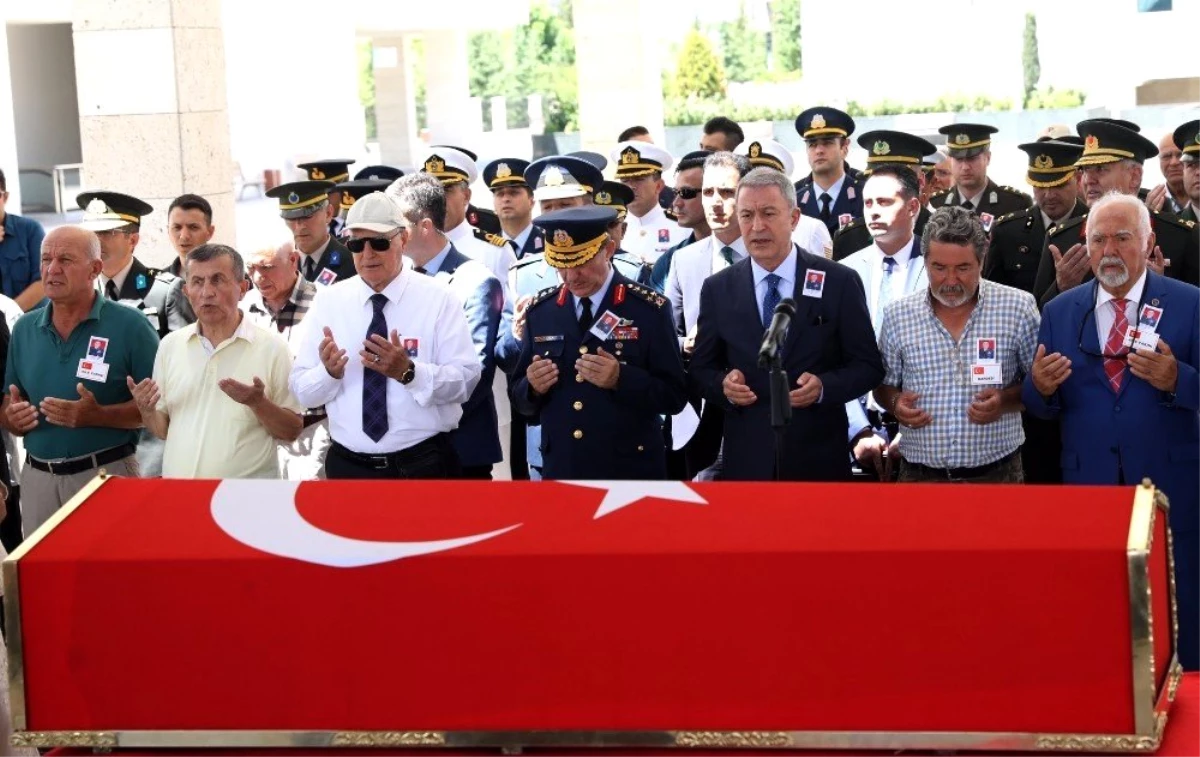 Bakan Akar, trafik kazasında vefat eden emekli Tuğgeneral\'in cenazesine katıldı