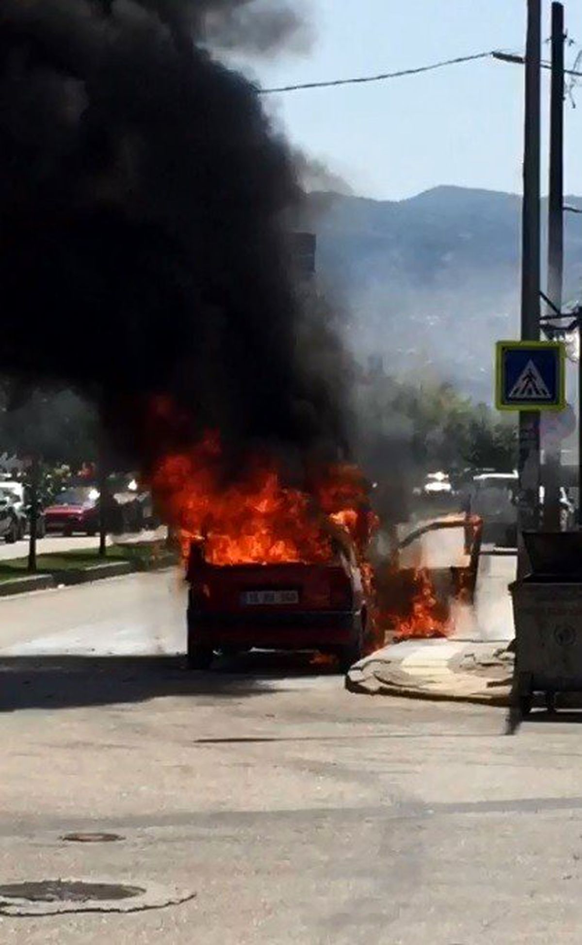 Bursa\'da otomobil alev alev yandı, 3 kişi ölümden döndü