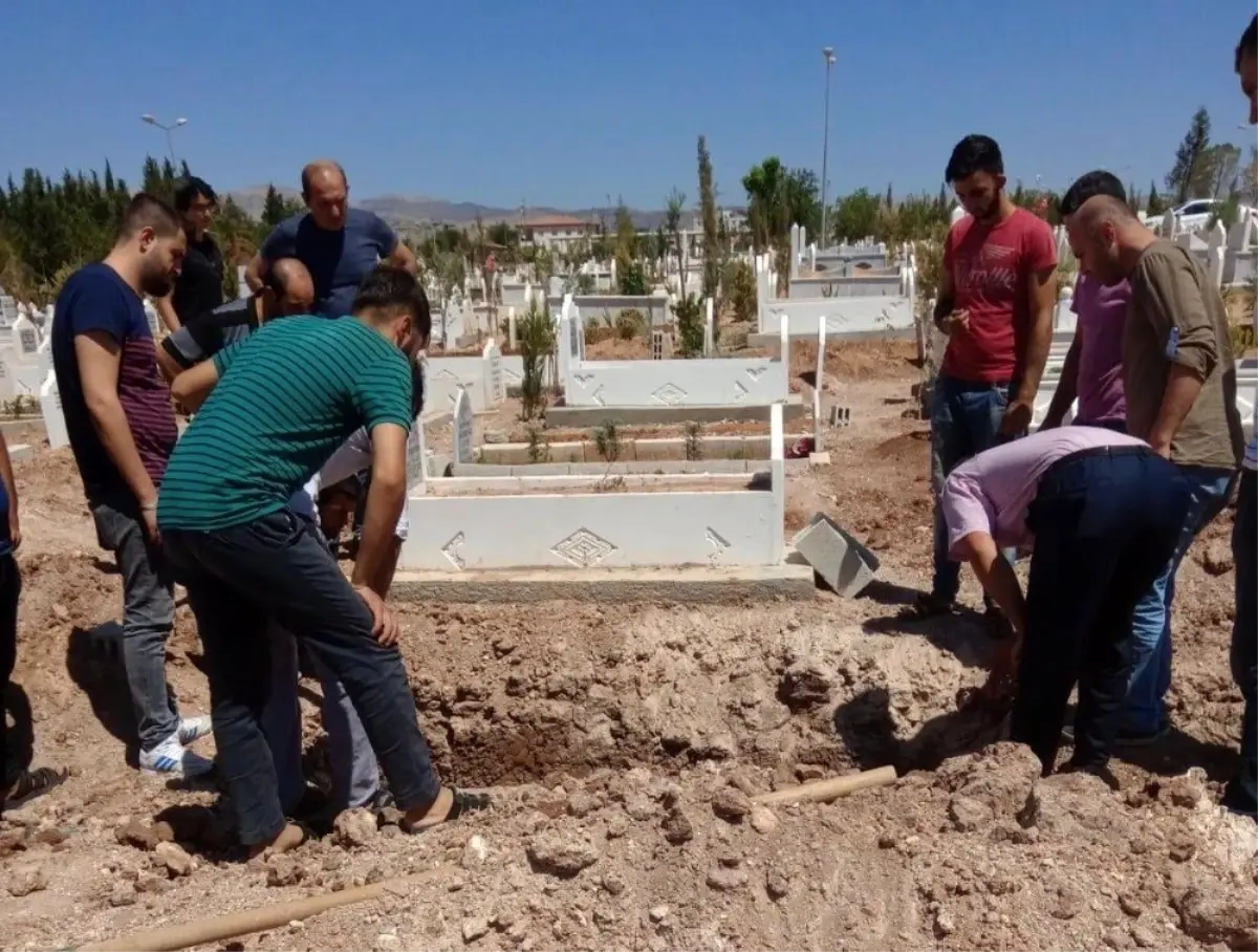 Cesedi bulunan kayıp gencin cenazesi toprağa verildi