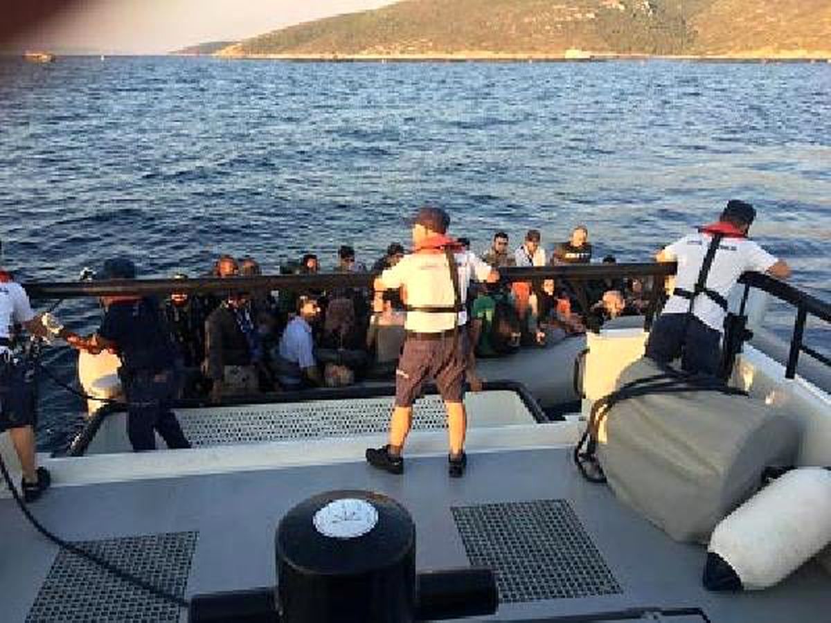 Çeşme\'de lastik botlarda 75 kaçak göçmen yakalandı