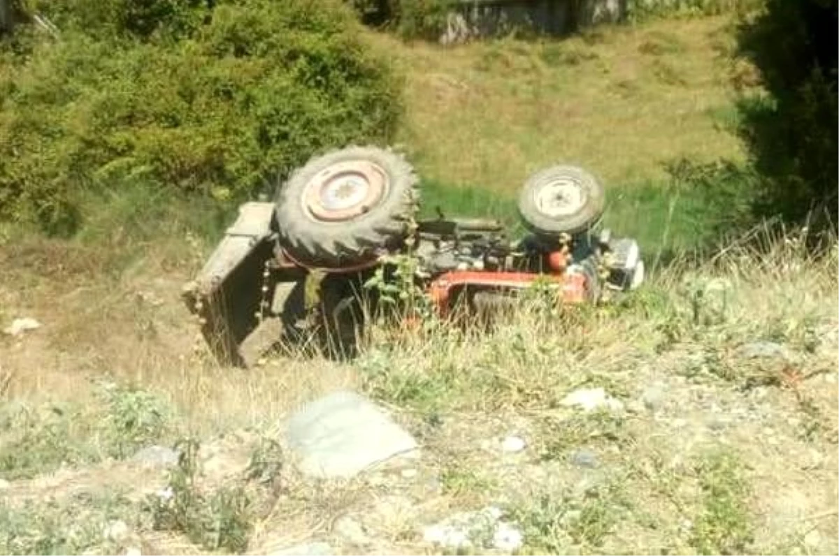 Devrilen traktörün altında kalan sürücü, kurtarılamadı