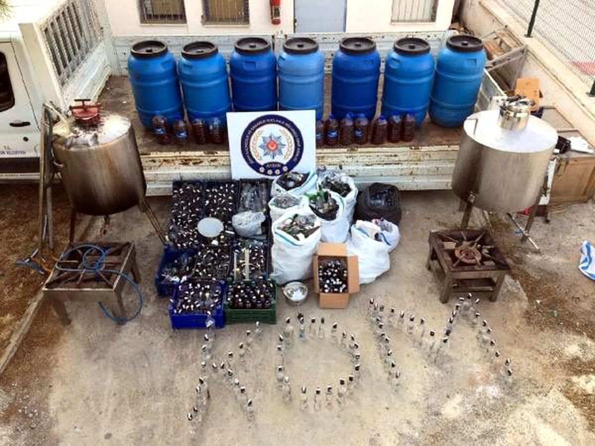 Didim\'de kaçak içki üretilen depoya polis operasyonu: 3 gözaltı