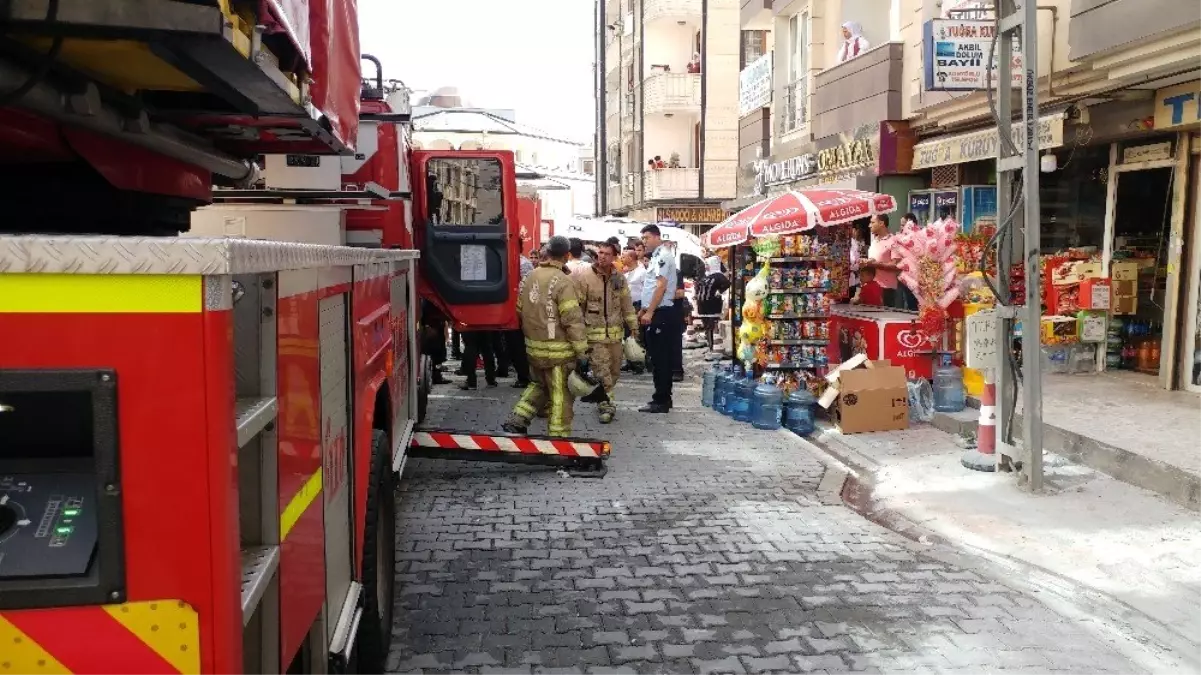 Esenyurt\'ta korkutan yangın: 20 kişi kurtarıldı