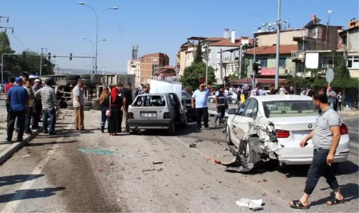 Freni boşalan kamyon 6 araca çarpıp, devrildi