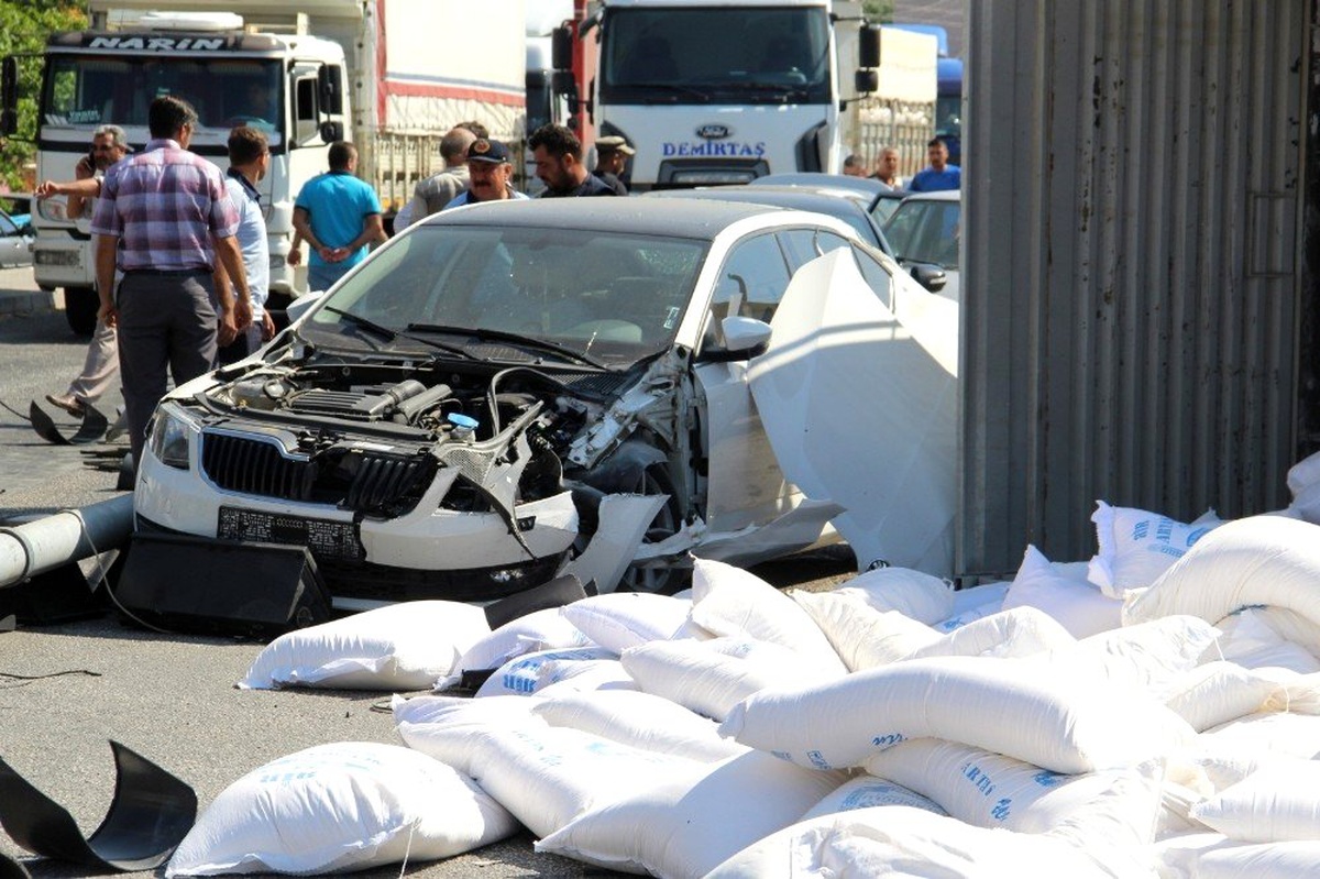 Freni patlayan tır 6 otomobile çarparak durabildi