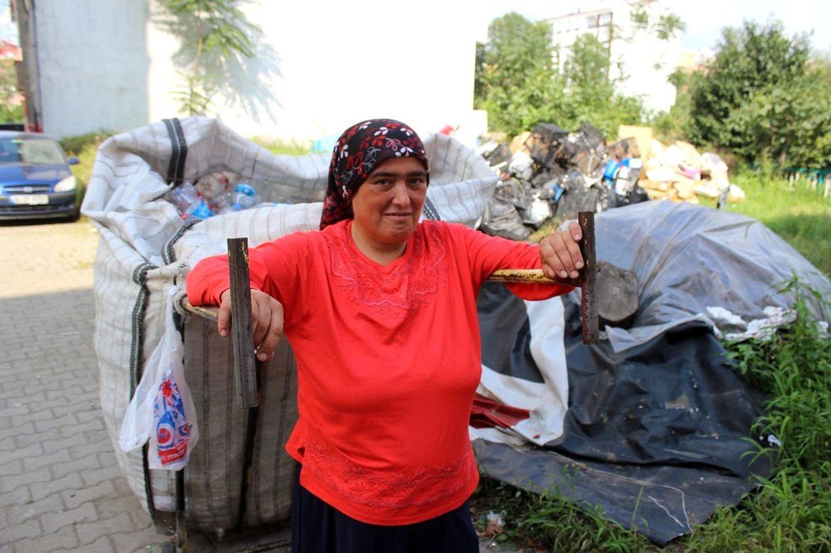 "Her şey çocuklarım için" dedi, parasını çöpten kazanmaya başladı