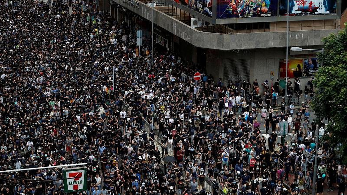 Hong Kong\'da sokağa çıkan binlerce muhaliften kitlesel grev çağrısı