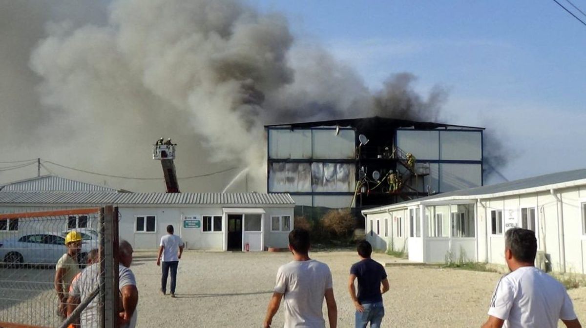 İşçilerin kaldığı barakalarda çıkan yangın söndürüldü