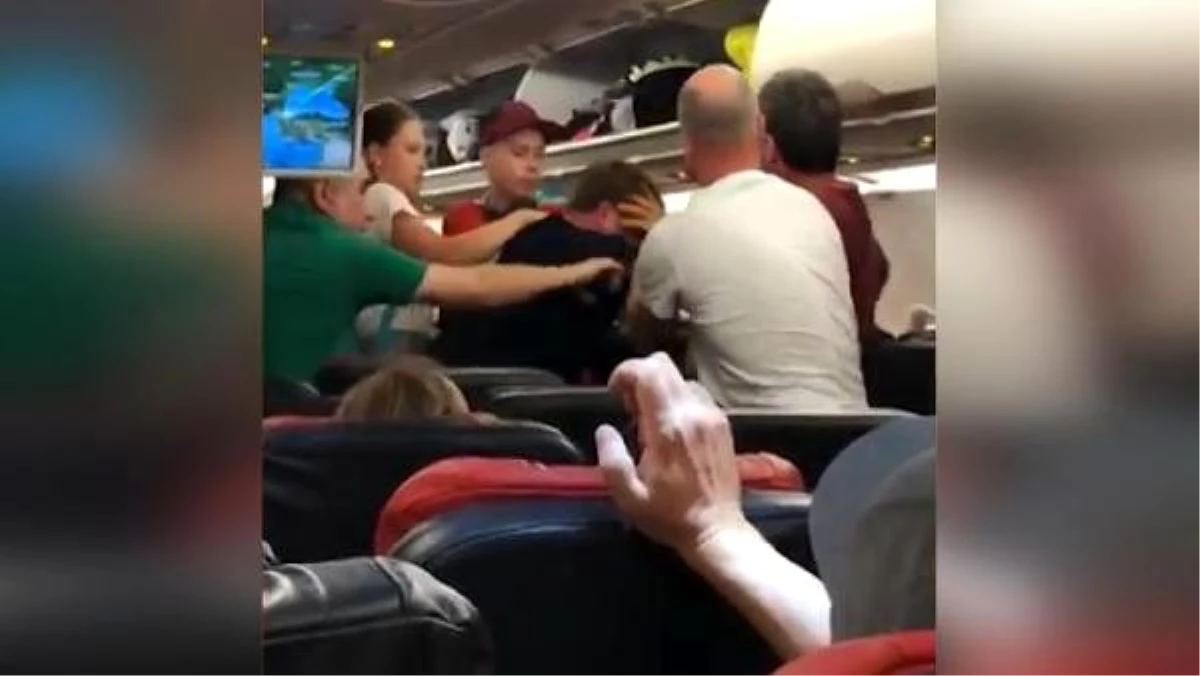İstanbul\'dan Rusya\'ya gidecek uçakta Rus yolcular kavga etti